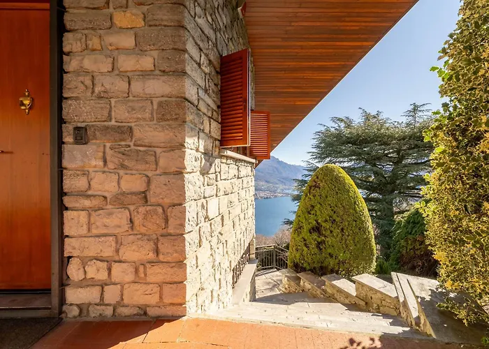 Bellavista Lakeview Pool Villa *