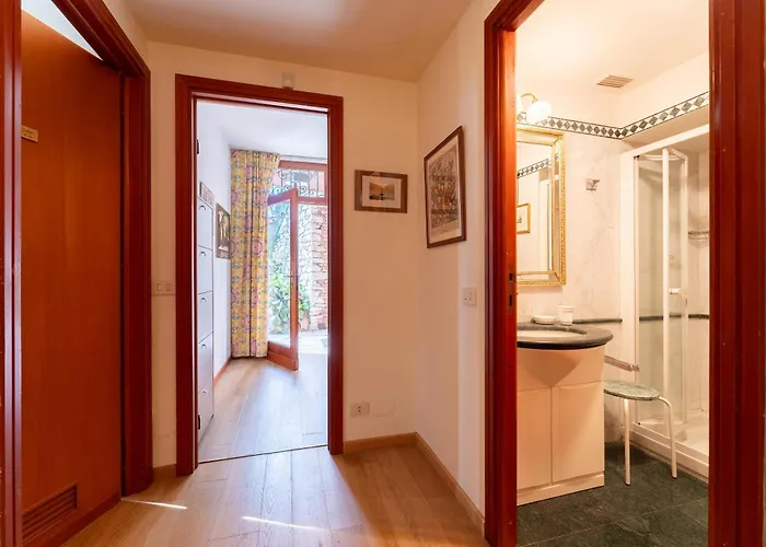 Bellavista Lakeview Pool Villa *